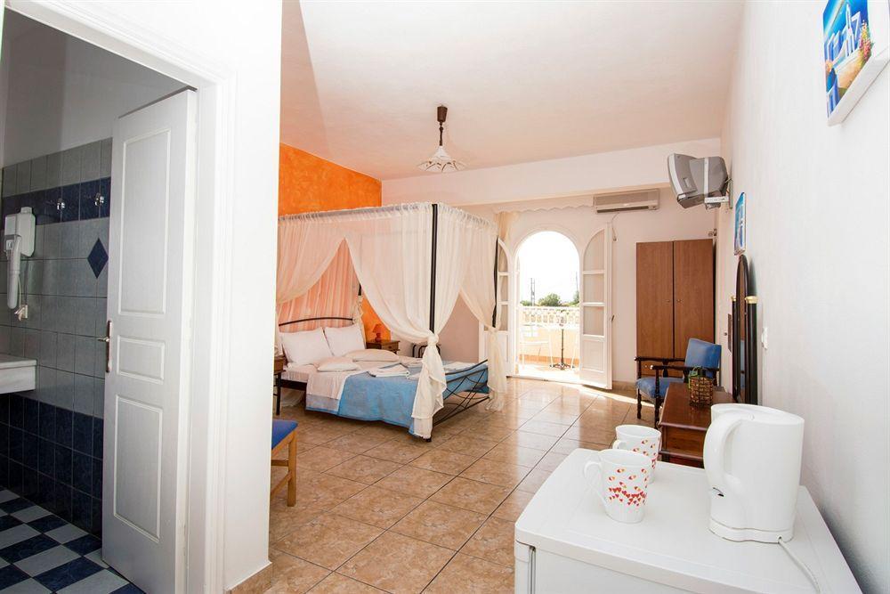 Fira East Hotel Екстериор снимка